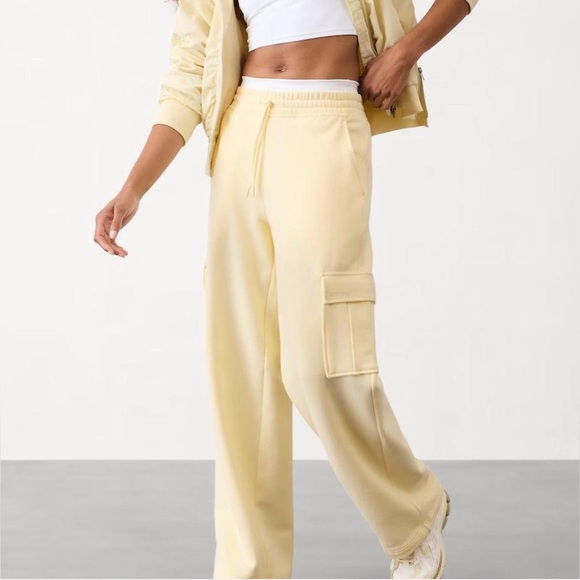 Athleta Light Yellow Easy Fleece Mid Rise Cargo Pant Straight Leg Size XL NWOT - Picture 1 of 14